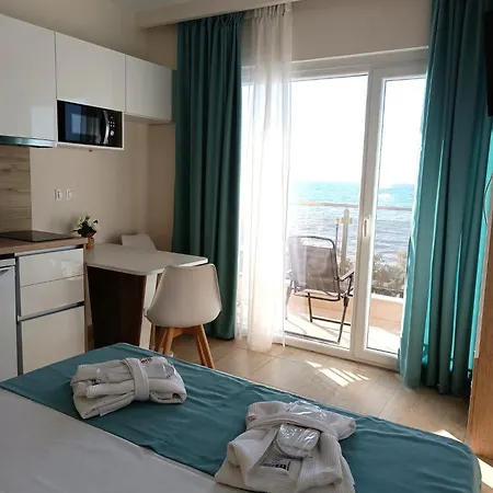 Navarino Luxe Aparthotel Peraía