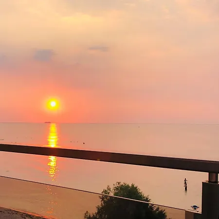 Navarino Luxe מלון דירות Peraía