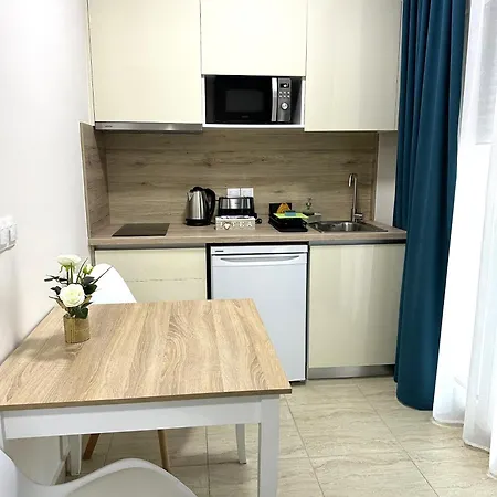 Navarino Luxe מלון דירות Peraía