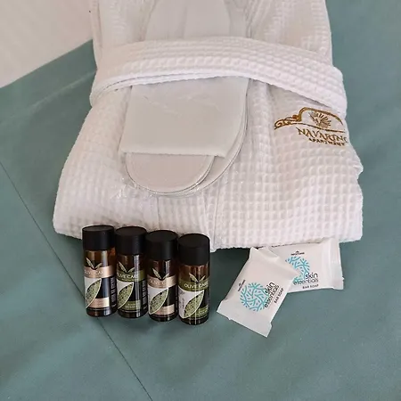 Navarino Luxe מלון דירות Peraía