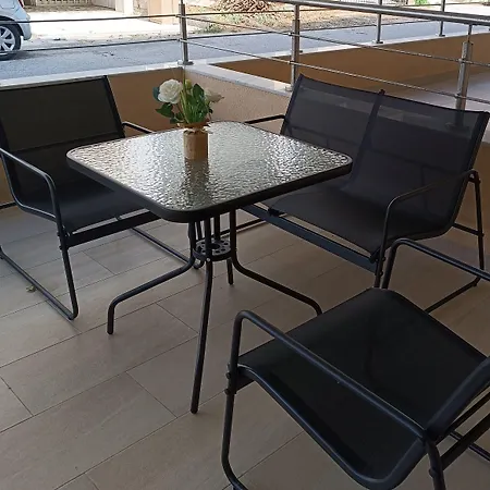 Navarino Luxe מלון דירות 4*